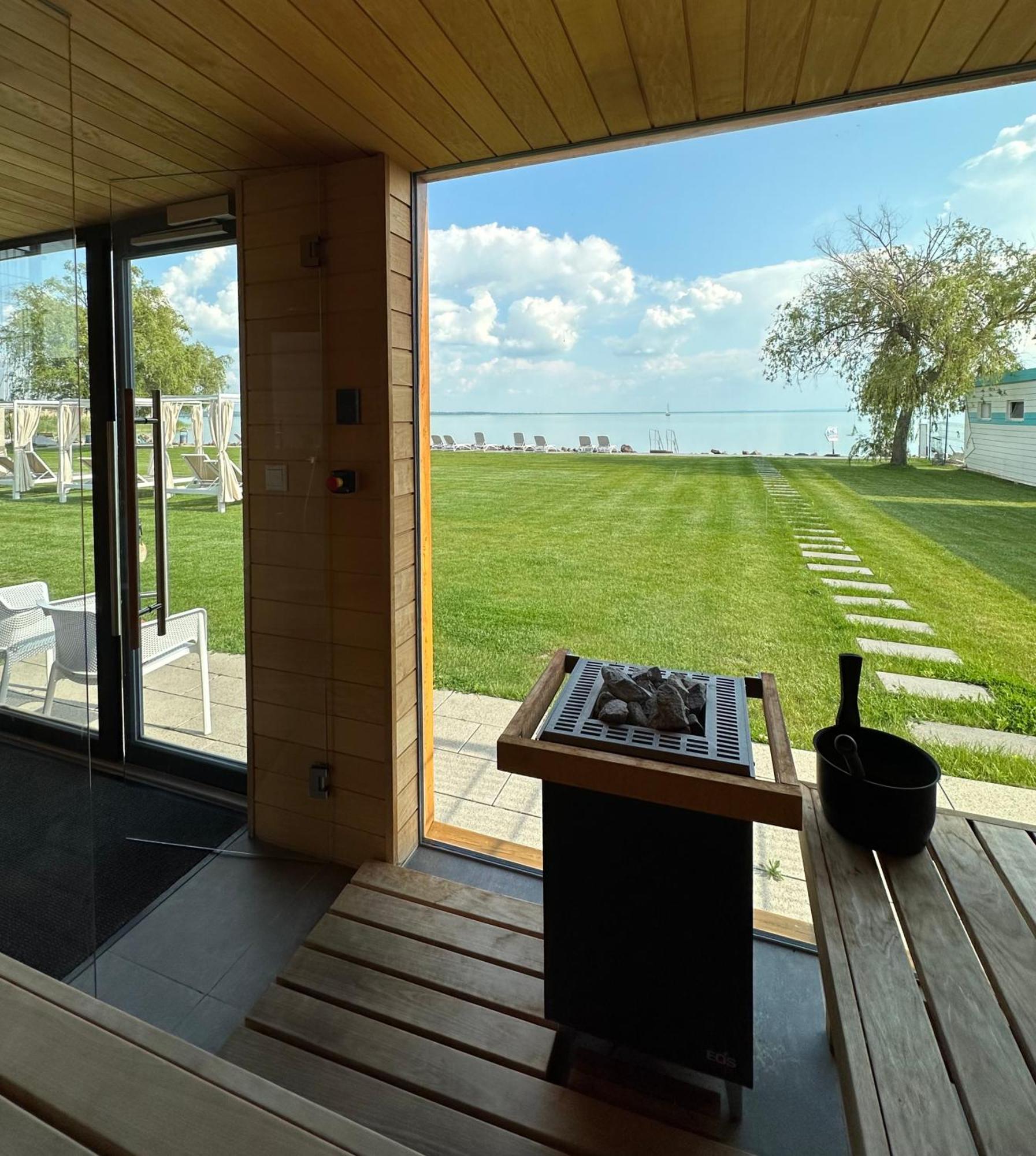 Hotel Marina Port Balatonkenese Exterior photo