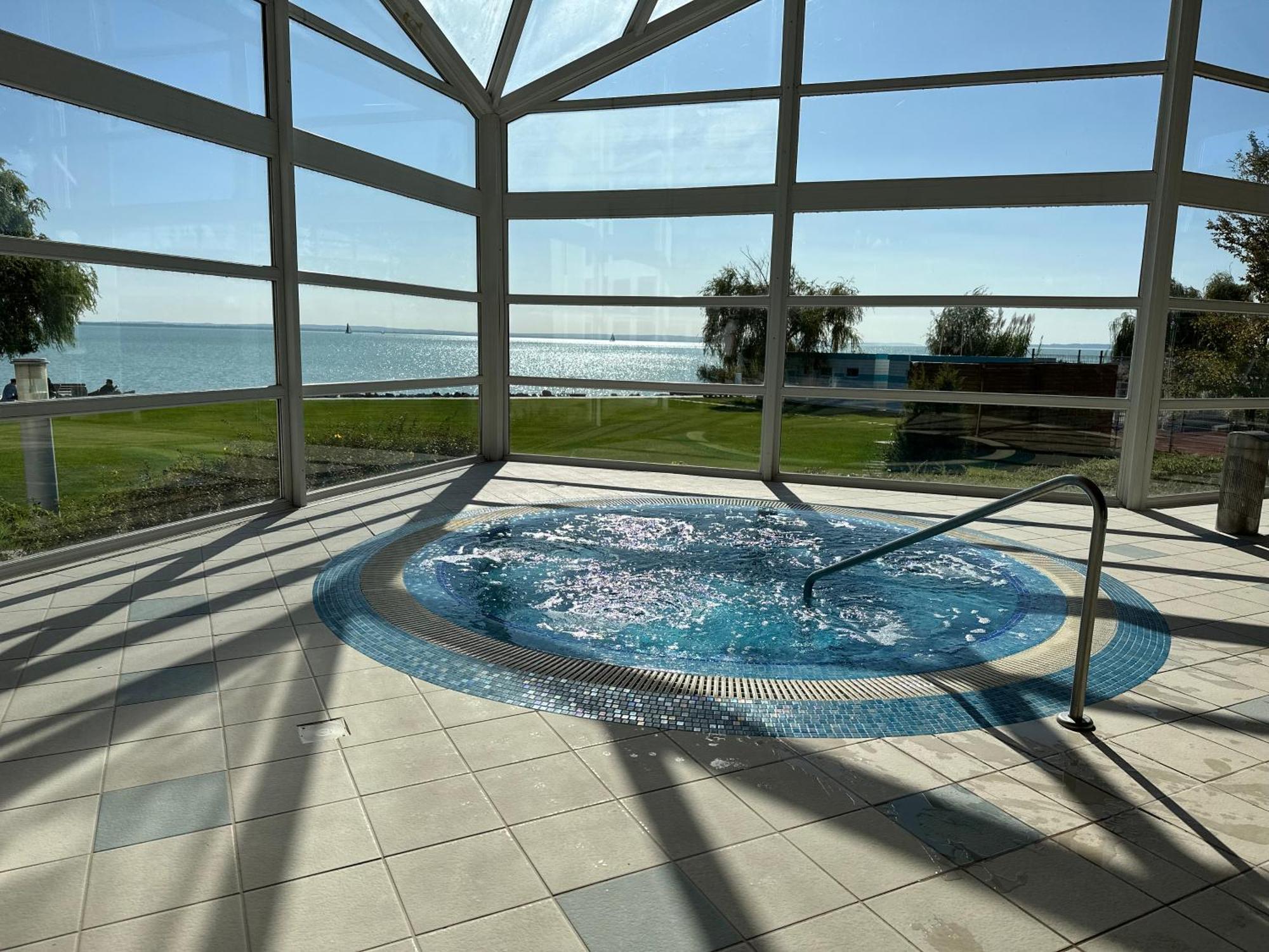 Hotel Marina Port Balatonkenese Exterior photo